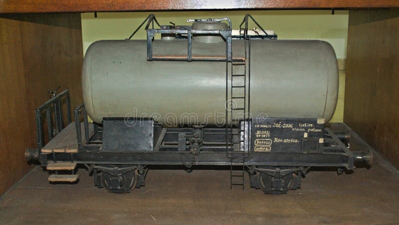 Miniature spoorwegwatertank tentoongesteld in een vitrine in een museum stock foto's