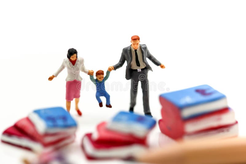 Miniatuurmensen: de hand van de familieholding met boeken Conc onderwijs stock foto Miniatuurmensen: de hand van de familieholding met boeken Conc onderwijs stock foto