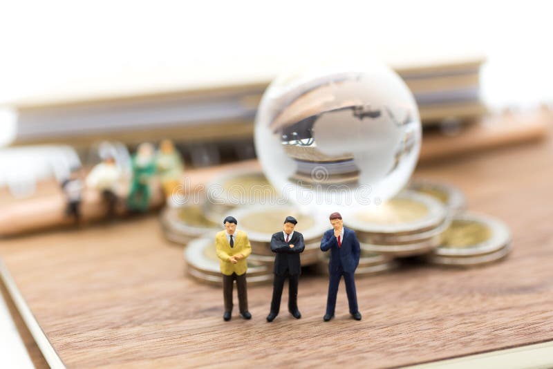 Miniatuurmensen: Groepszakenman die zich op het boek bevinden Beeldgebruik voor onderwijs, bedrijfsconcept stock foto Miniatuurmensen: Groepszakenman die zich op het boek bevinden Beeldgebruik voor onderwijs, bedrijfsconcept stock foto