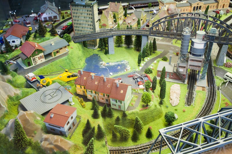 Miniatuurscène van klein stadsmodel bij het Station van Frankfurt in een vensterglas royalty-vrije stock afbeelding Miniatuurscène van klein stadsmodel bij het Station van Frankfurt in een vensterglas royalty-vrije stock afbeelding