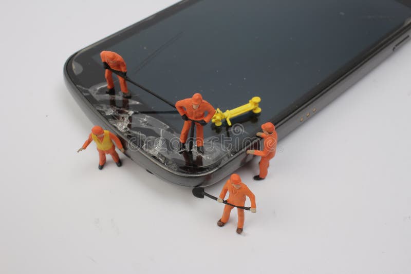 Miniatuurwerklieden die generische celtelefoon inspecteren royalty-vrije stock foto's Miniatuurwerklieden die generische celtelefoon inspecteren royalty-vrije stock foto's