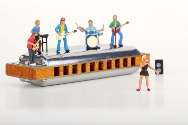 Miniatyr av en rockband som spelar på munspelet arkivfoton Miniatyr av en rockband som spelar på munspelet arkivfoton