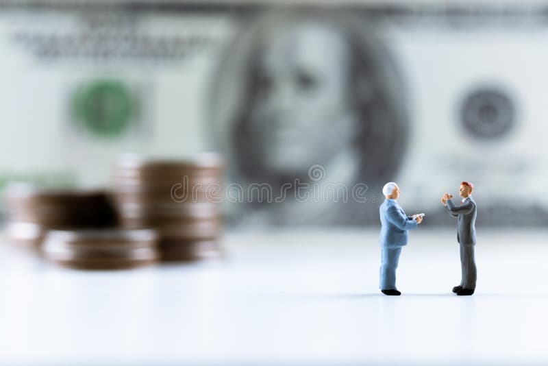 Miniatyrfolk, affärsmananseende på dollarräkning med myntbuntmoment upp bakgrund fotografering för bildbyråer Miniatyrfolk, affärsmananseende på dollarräkning med myntbuntmoment upp bakgrund fotografering för bildbyråer