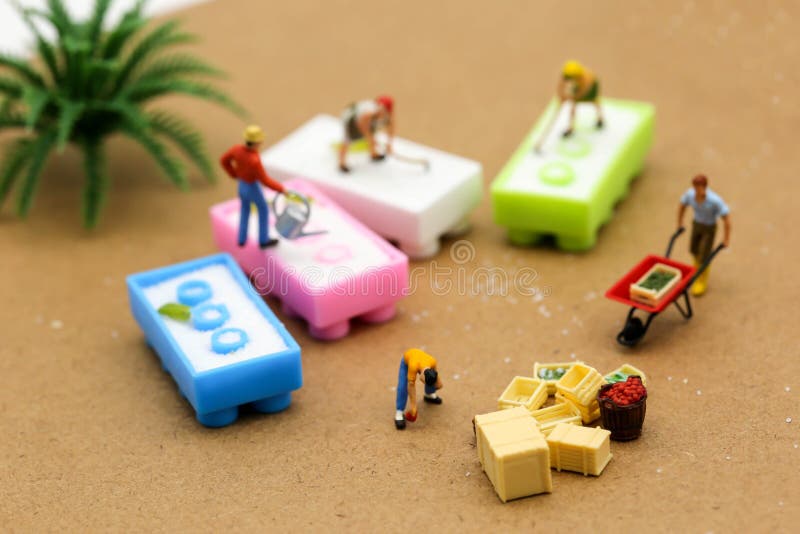 Miniatyrfolk: Bondeträdgårdsmästare i handling med marknaden, lantgård Lo royaltyfri fotografi Miniatyrfolk: Bondeträdgårdsmästare i handling med marknaden, lantgård Lo royaltyfri fotografi