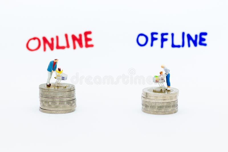 Miniatyrfolk: Shoppare för online-- och offline-affärer Avbilda bruk för återförsäljnings- affär som marknadsför ställebegrepp fotografering för bildbyråer Miniatyrfolk: Shoppare för online-- och offline-affärer Avbilda bruk för återförsäljnings- affär som marknadsför ställebegrepp fotografering för bildbyråer