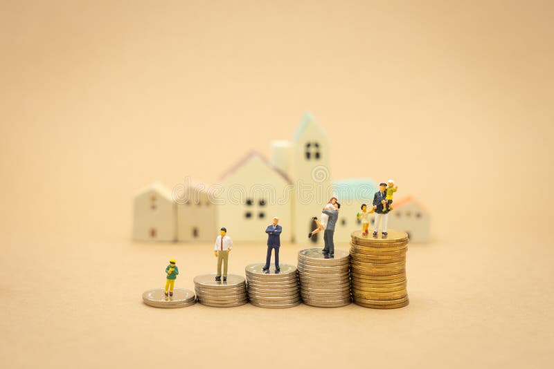 Miniatyrfolkaff?rsm?n som st?r investeringanalys eller investering Begreppet av att vara affären för nummer ett i worlen royaltyfria bilder Miniatyrfolkaff?rsm?n som st?r investeringanalys eller investering Begreppet av att vara affären för nummer ett i worlen royaltyfria bilder