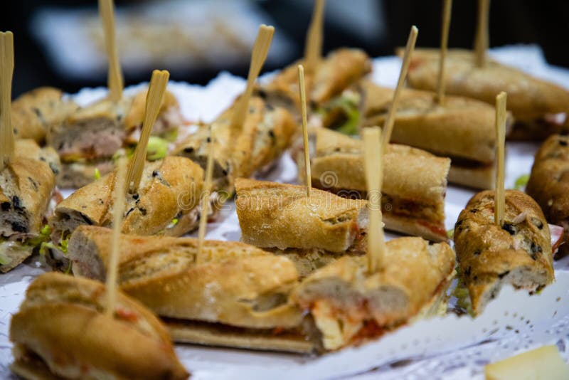 Minibaguettesandwiches van catering stock foto's Minibaguettesandwiches van catering stock foto's