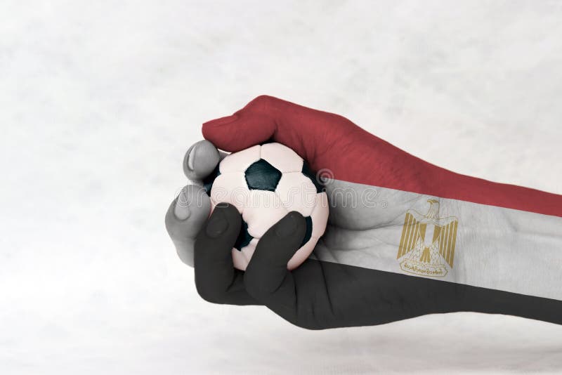 Miniball des Fußballs in Ägypten-Flagge malte Hand auf weißem Hintergrund Konzept des Sports oder das Spiel im Griff oder in der lizenzfreie stockbilder Miniball des Fußballs in Ägypten-Flagge malte Hand auf weißem Hintergrund Konzept des Sports oder das Spiel im Griff oder in der lizenzfreie stockbilder