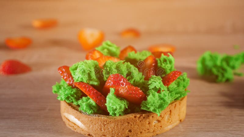 Minicake met aardbeiplakken en room bij koekje het gieten met gepoederde suiker stock afbeeldingen Minicake met aardbeiplakken en room bij koekje het gieten met gepoederde suiker stock afbeeldingen