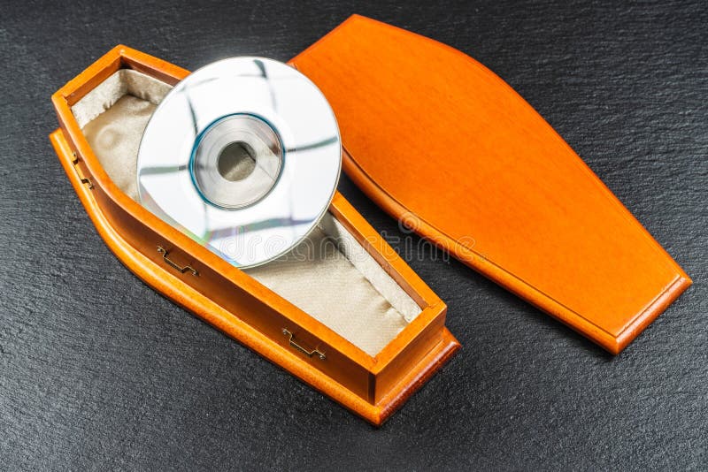 Minicd oder Taschen-CD im Sarg Konzept stockfotos Minicd oder Taschen-CD im Sarg Konzept stockfotos