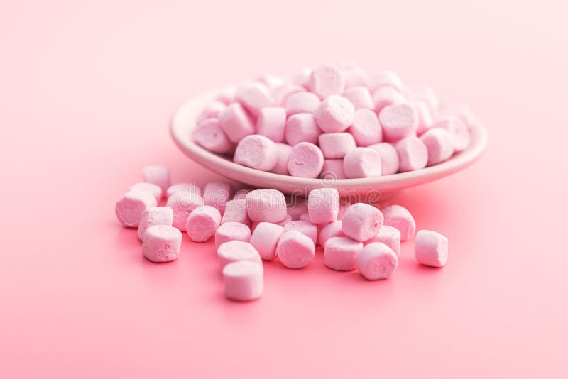 Minidoce doce doce doce doce doce doce de marshmallow em prato em fundo rosa imagens de stock royalty free