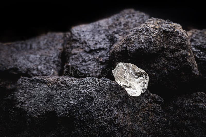 Miniera di gemma grezza a diamante non tagliato. concetto di estrazione ed estrazione di minerali rari