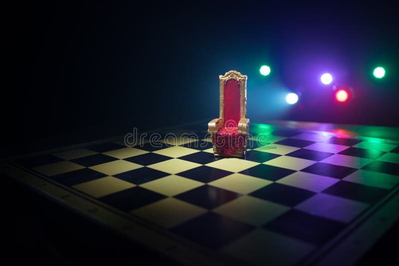 Minifotoliu regal roșu pe masă din lemn. tronul medieval de pe tabla de șah. conceptul de joc de șah, idei de afaceri și stock image