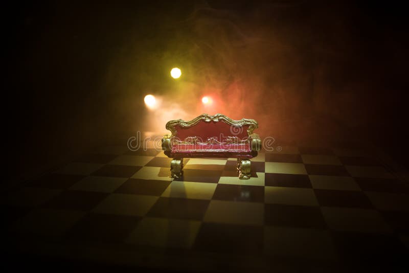 Minifotoliu regal roșu pe masă din lemn. tronul medieval de pe tabla de șah. conceptul de joc de șah, idei de afaceri și royalty free stock photography