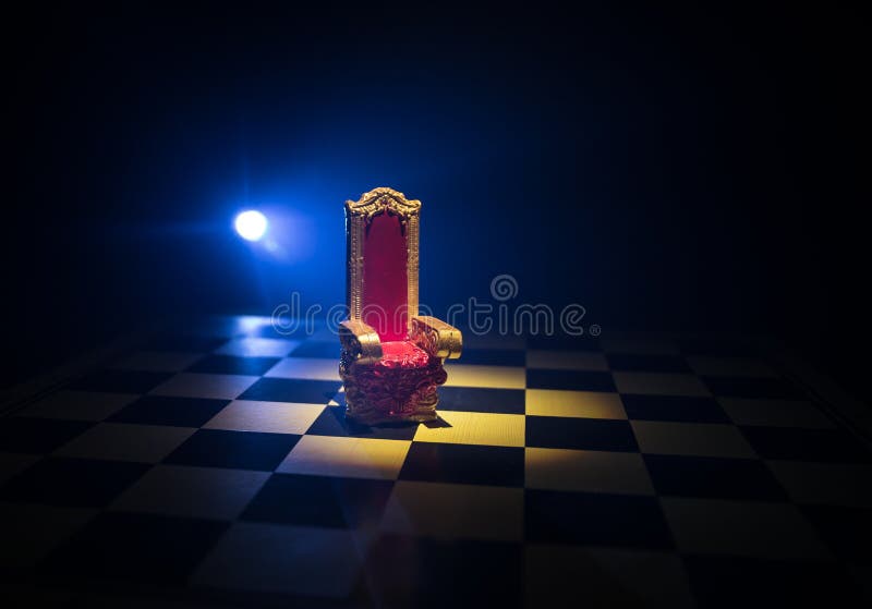 Minifotoliu regal roșu pe masă din lemn. tronul medieval de pe tabla de șah. conceptul de joc de șah, idei de afaceri și stock image
