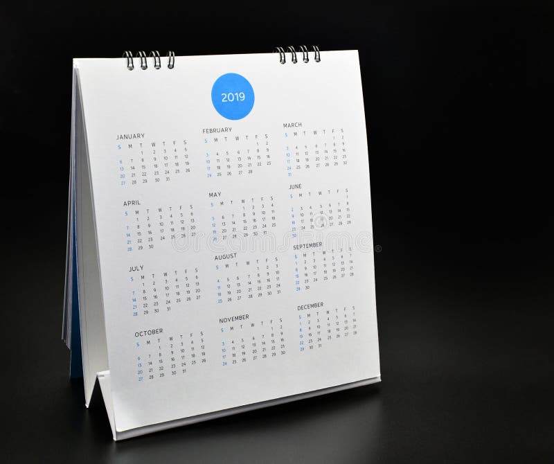 Minimaal kalender 2019 model op zwarte achtergrond royalty-vrije stock foto Minimaal kalender 2019 model op zwarte achtergrond royalty-vrije stock foto