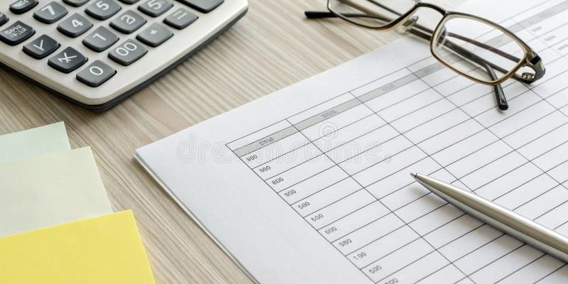 Minimale flache Investitionstools mit Copy Space. Generative AI. Zu den Szenen zählen die Diagramme moderner technischer Geräte, gedruckte Berichte und symbolische Objekte. Jedes Setup verfügt über Kopierraum in der Mitte links rechts und eignet sich somit ideal für Werbung, Blogs oder Beilagen..