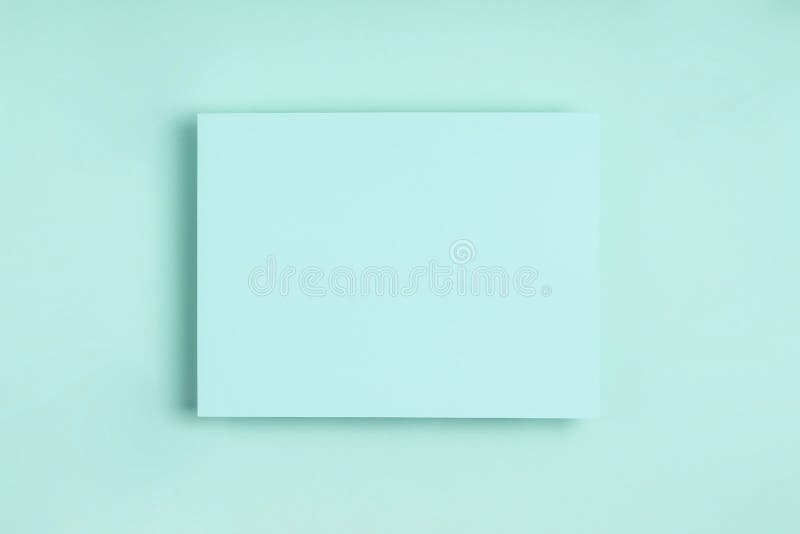 Minimale geometrische samenstellingsmock-up van het kader Blanco vel van het klembord van de papieren briefkaart op de achtergron stock foto's Minimale geometrische samenstellingsmock-up van het kader Blanco vel van het klembord van de papieren briefkaart op de achtergron stock foto's