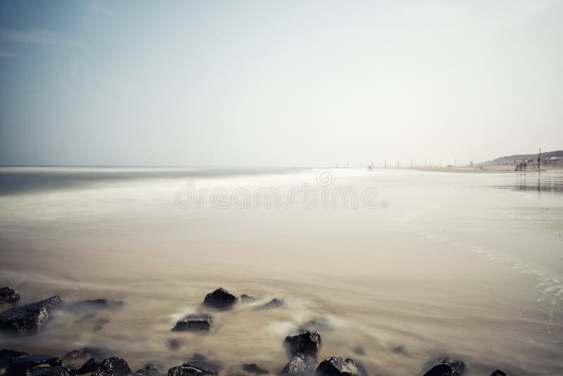 Minimalist dimmig seascape med vaggar fotografering för bildbyråer Minimalist dimmig seascape med vaggar fotografering för bildbyråer