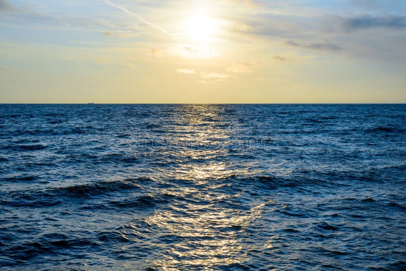 Minimalistic-Landschaft des Sonnenaufgangs über dem Meer mit Wellen lizenzfreie stockfotos Minimalistic-Landschaft des Sonnenaufgangs über dem Meer mit Wellen lizenzfreie stockfotos