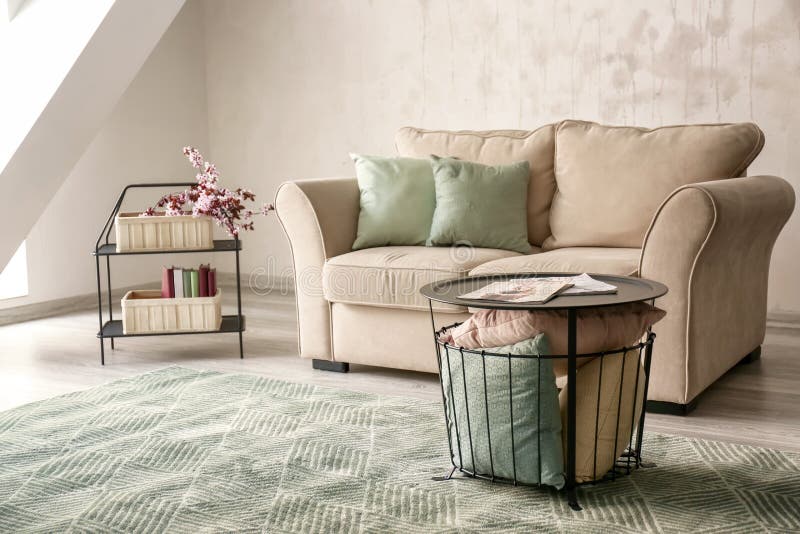 Minimalistic ruminre med den hemtrevliga soffan royaltyfria foton Minimalistic ruminre med den hemtrevliga soffan royaltyfria foton