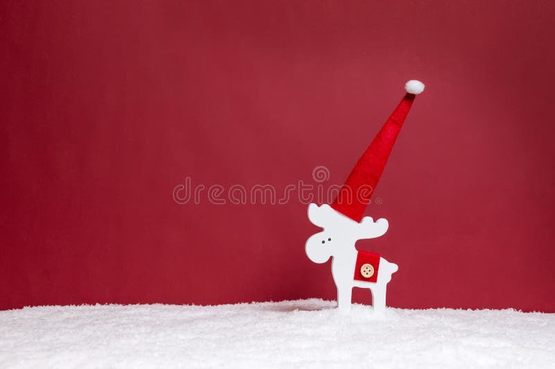 Minimalistisches Weihnachtskonzept mit weißem Rentier im Hut des Weihnachtsmanns vor rotem Hintergrund mit Kopierraum lizenzfreies stockfoto Minimalistisches Weihnachtskonzept mit weißem Rentier im Hut des Weihnachtsmanns vor rotem Hintergrund mit Kopierraum lizenzfreies stockfoto