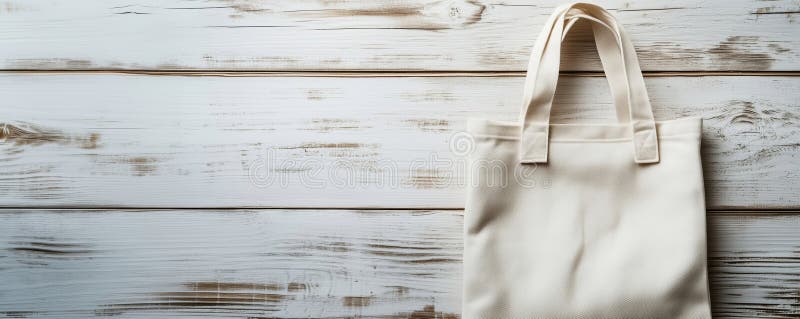 Minimalistisk beige-väska på rustik träbakgrund för miljövänlig shopping arkivfoto