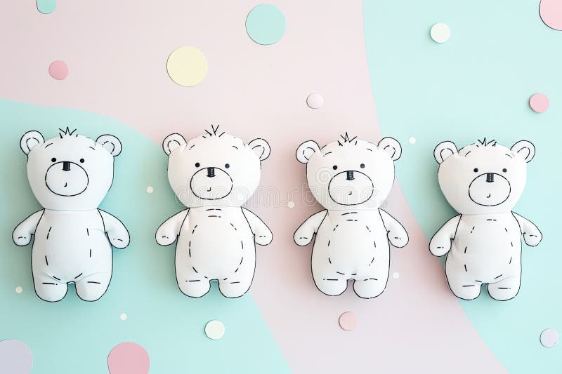 Minimalistyczne rysunki liniowe słodkich misiów na miękkim tle pastelowym ilustracja wektor