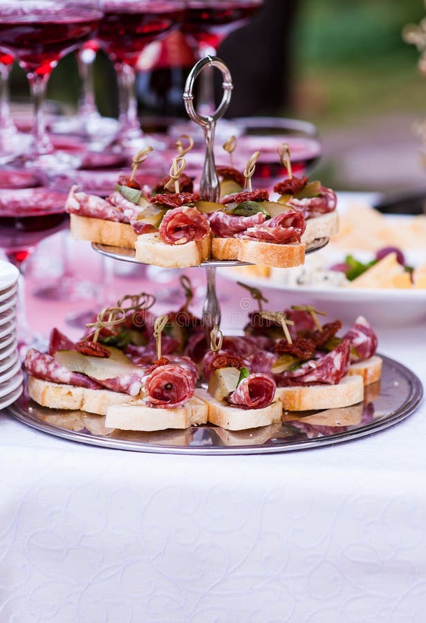 Minirindfleischburger, kalte Imbisse, Fleisch und Salate lizenzfreie stockfotos Minirindfleischburger, kalte Imbisse, Fleisch und Salate lizenzfreie stockfotos