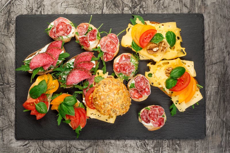 Minisandwichlebensmittelsatz Brushetta oder authentische traditionelle spanische Tapas für Mittagessentabelle Köstlicher Snack, A stockbilder Minisandwichlebensmittelsatz Brushetta oder authentische traditionelle spanische Tapas für Mittagessentabelle Köstlicher Snack, A stockbilder