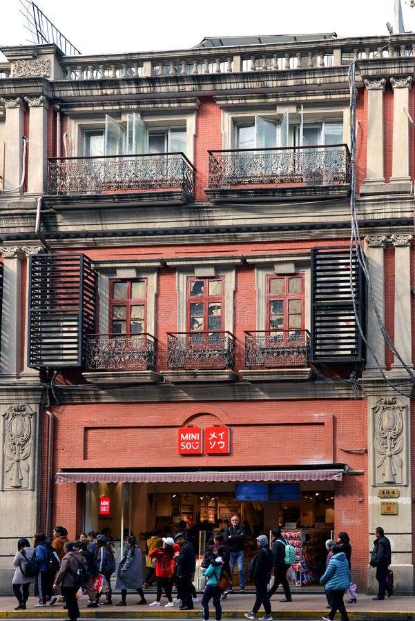 Miniso-Speicher in Shanghai lizenzfreie stockfotografie Miniso-Speicher in Shanghai lizenzfreie stockfotografie