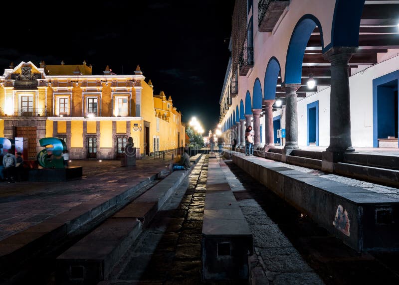 https://thumbs.dreamstime.com/b/ministry-health-state-puebla-night-de-zaragoza-mexico-october-square-teatro-principal-porch-secretaria-salud-del-169911117.jpg