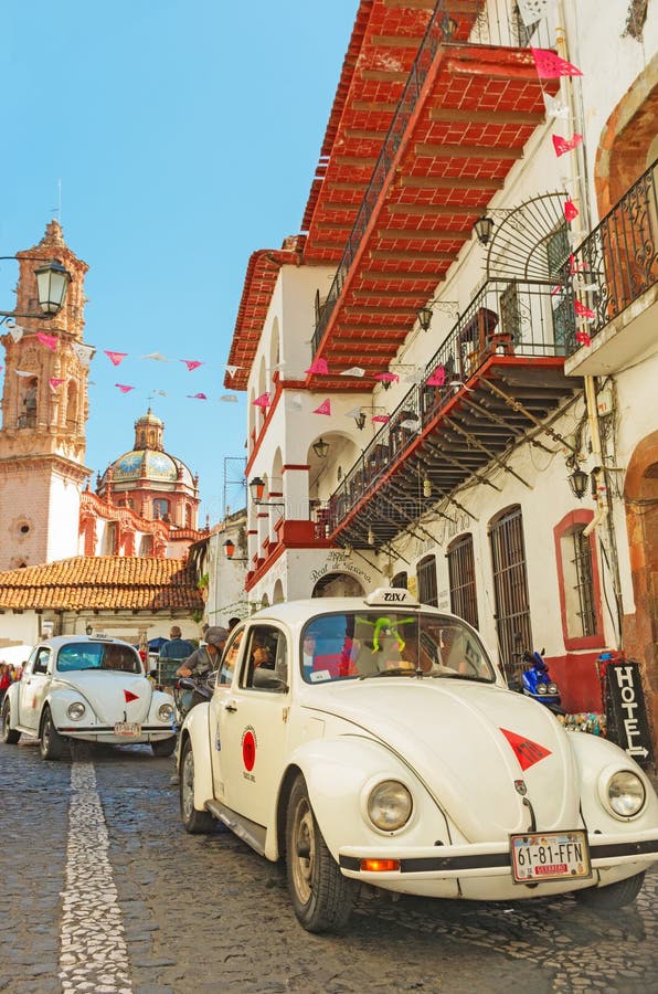Minitaxi tegen de Kathedraal van Taxco, Mexico royalty-vrije stock fotografie Minitaxi tegen de Kathedraal van Taxco, Mexico royalty-vrije stock fotografie