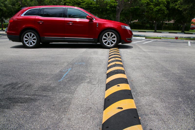 Minivan het Drijven over Verkeersdrempel stock afbeelding Minivan het Drijven over Verkeersdrempel stock afbeelding