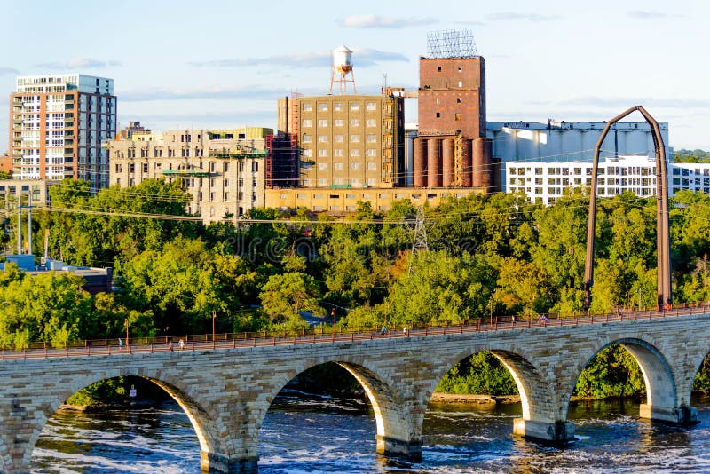 Minneapolis, Mangan, Fluss und Brücke mit nahem Stadtzentrum des Läufers