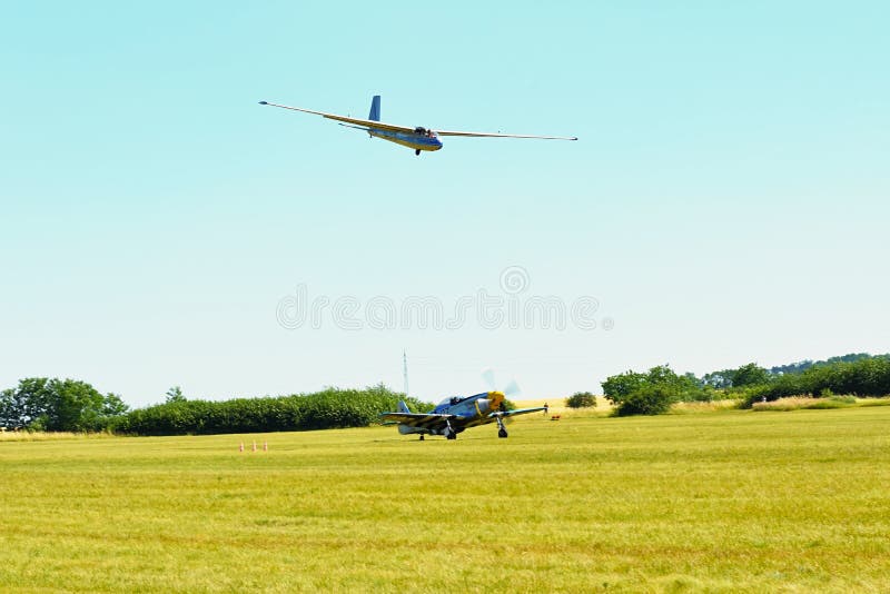 Minnes- Airshow Mellanrumet för glidflygplanet L-13 landar på fältflygplats Flygplan med roterande propellerbröl royaltyfria foton Minnes- Airshow Mellanrumet för glidflygplanet L-13 landar på fältflygplats Flygplan med roterande propellerbröl royaltyfria foton