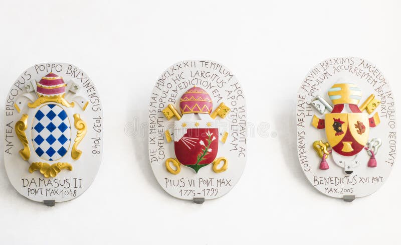Minnes- platta poppar Benedict, Pius, Damasus arkivbild Minnes- platta poppar Benedict, Pius, Damasus arkivbild