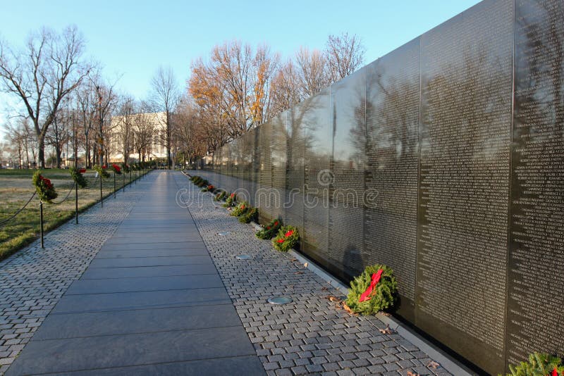 Located in Washington, DC, the Vietnam Veterans Memorial Wall honors 58,272 servicemen who died or are MIA in the Vietnam War and is decorated with seasonal holiday wreaths on the pathway toward the Lincoln Memorial. Located in Washington, DC, the Vietnam Veterans Memorial Wall honors 58,272 servicemen who died or are MIA in the Vietnam War and is decorated with seasonal holiday wreaths on the pathway toward the Lincoln Memorial