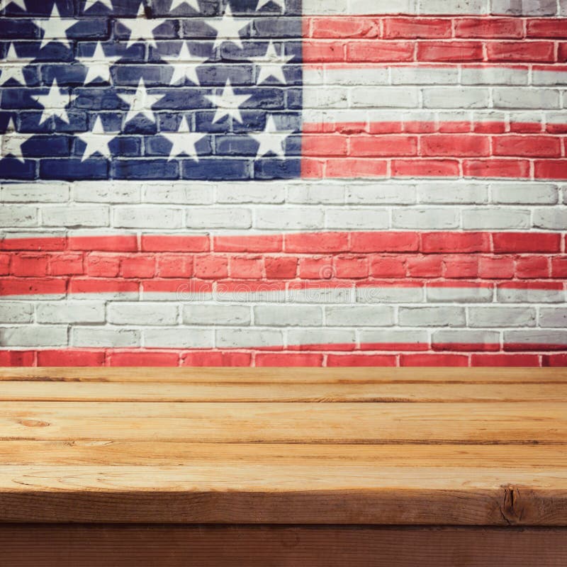 Minnesdagenbakgrund med den tomma trätabellen och USA sjunker fotografering för bildbyråer Minnesdagenbakgrund med den tomma trätabellen och USA sjunker fotografering för bildbyråer