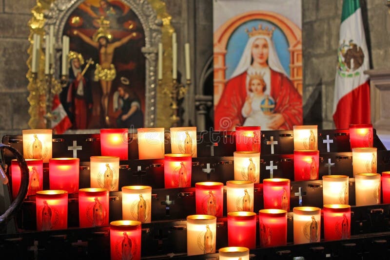 Minnesmärkestearinljus på Notre Dame de Paris Cathedral arkivbilder Minnesmärkestearinljus på Notre Dame de Paris Cathedral arkivbilder