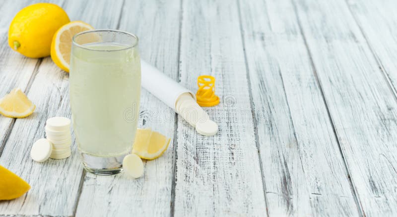 Minnestavlor för vitamin C, selektiv fokus arkivfoton Minnestavlor för vitamin C, selektiv fokus arkivfoton