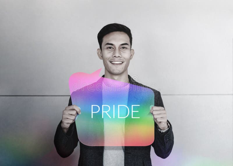 Minorité sexuelle et concept de LGBT Jeunes sourire et exposition gais heureux Pride Text sur la carte d'arc-en-ciel Liberté d'ex photos libres de droits