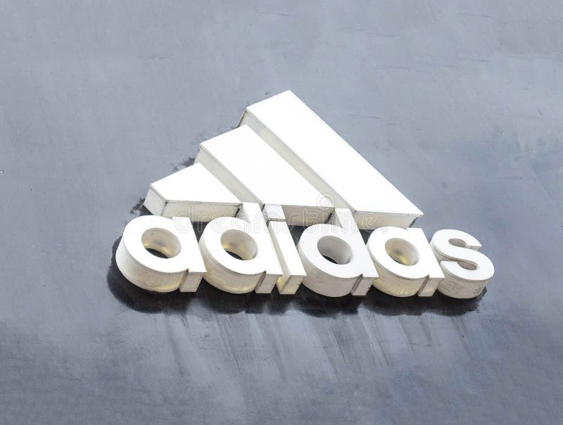 BELARÚS 2019: Cartel Comercial Adidas Con Un Logotipo Para La Venta De Ropa Elegante Y De Moda, Marca Imagen editorial - Imagen de editorial, costoso: 169874160