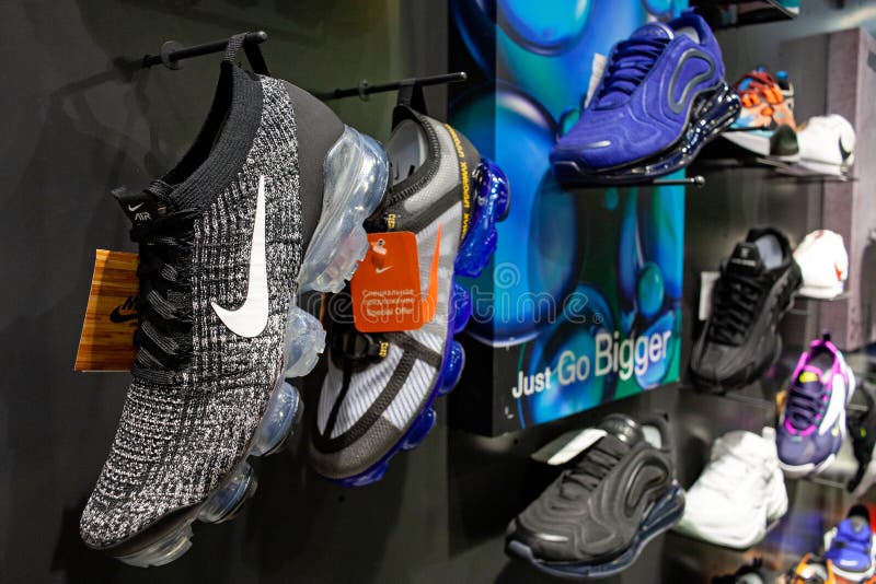 MINSK, BELARÚS - 8 De Noviembre De 2019: Pandillas De Nike En Una De La Empresa Exposición De Los Zapatos Deportivos Nike Imagen editorial - Imagen de consumidor, nike: 163745220