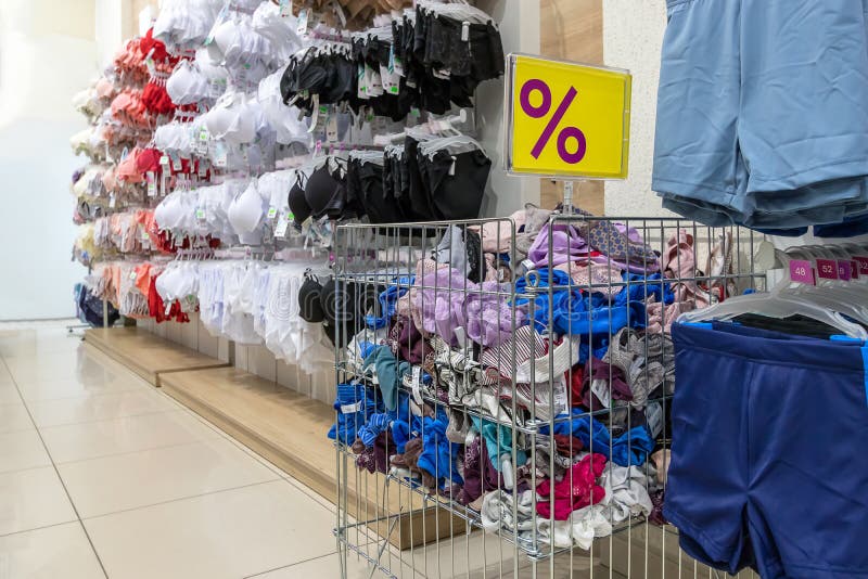 Minsk, Belarus - août 2019 grand panier avec les sous-vêtements différents Département de l'habillement des femmes dans le magasi photographie stock Minsk, Belarus - août 2019 grand panier avec les sous-vêtements différents Département de l'habillement des femmes dans le magasi photographie stock