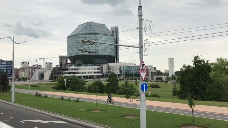 Minsk belarus en bil som kör ner på gatan