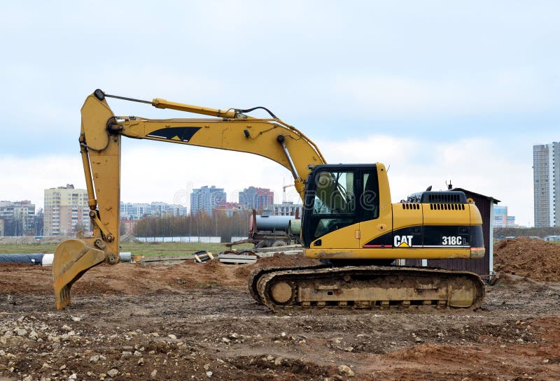 Excavator CATERPILLAR 318L with bucket at construction site