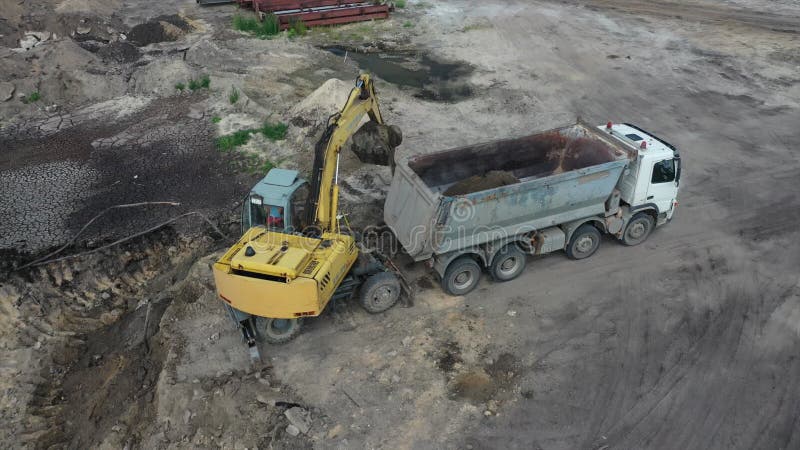 Minsk Belarus im Juli 2020 : Baggerlastssand in die Draufsicht Lastwagen