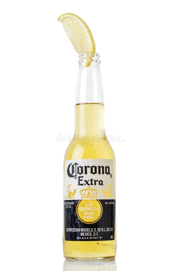 MINSK, BELARUS - 10 JUILLET 2017 : Photo éditoriale de la bouteille de bière de Corona Extra d'isolement sur le blanc, un du wor image stock MINSK, BELARUS - 10 JUILLET 2017 : Photo éditoriale de la bouteille de bière de Corona Extra d'isolement sur le blanc, un du wor image stock