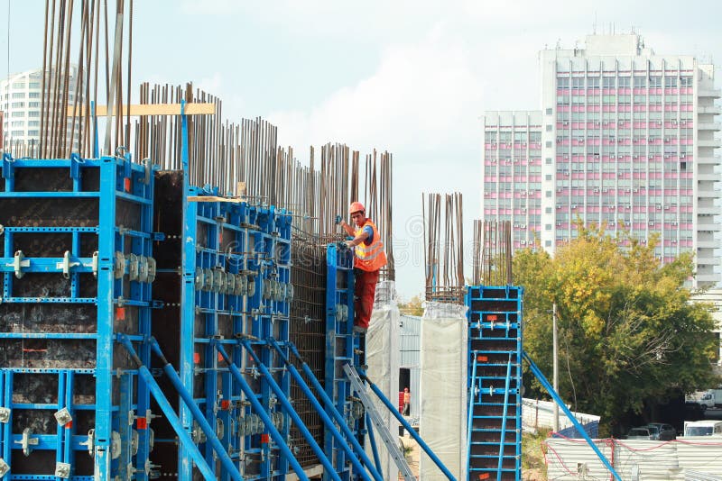 Minsk, Belarus, le 27 août 2013 : Construction des travailleurs turcs photographie stock libre de droits Minsk, Belarus, le 27 août 2013 : Construction des travailleurs turcs photographie stock libre de droits